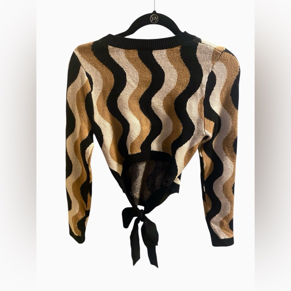 Willow & Root
Wave Pattern Tie-Back Sweater
New
Size XSmall - Picture 4 of 8